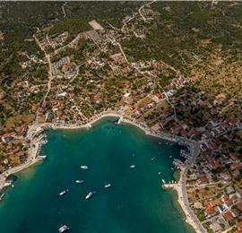 4 bedroom villa with heated pool and sea view in Vinišće, sleeps 8